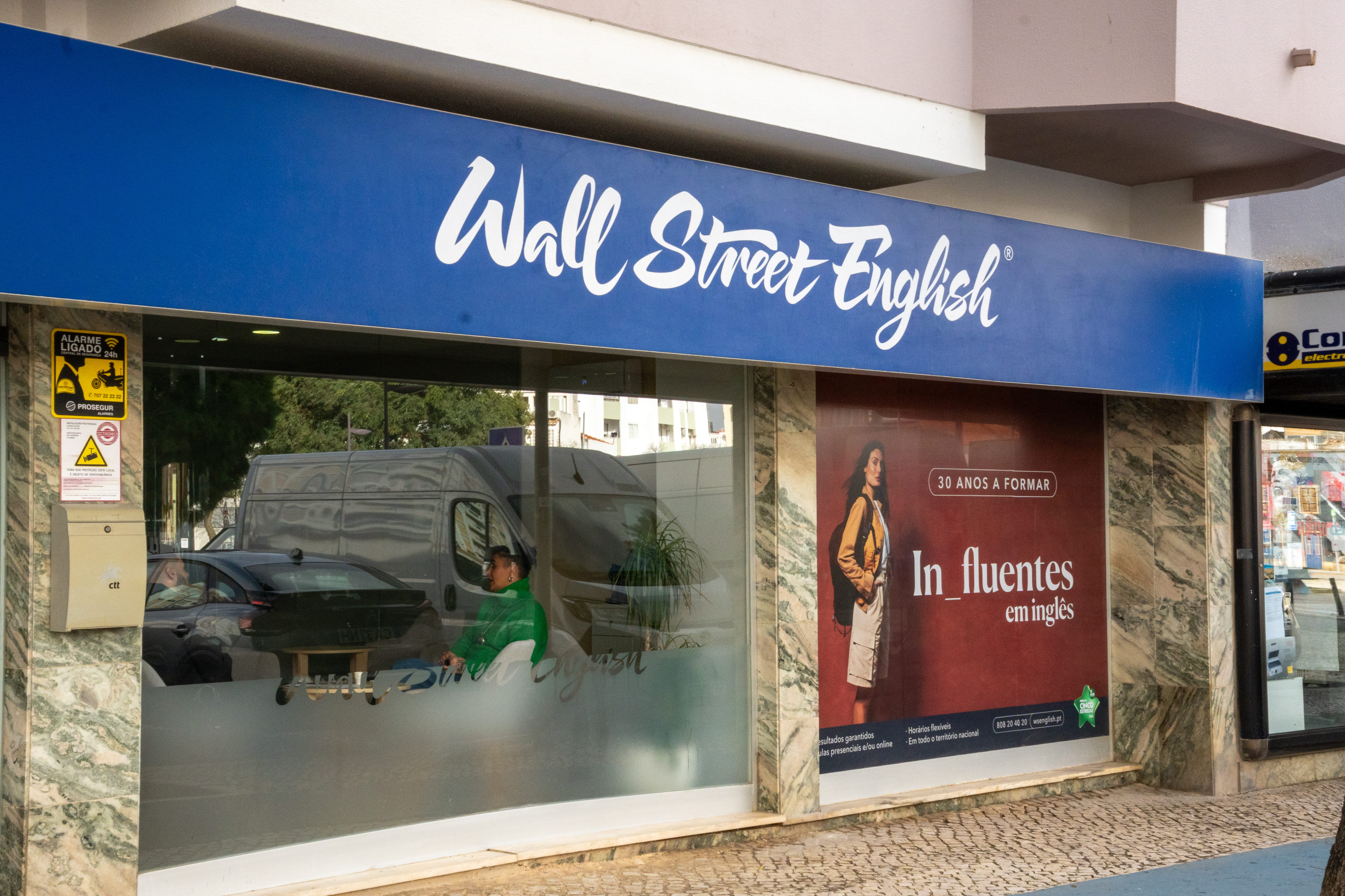 Interior da escola Wall Street English Portimão para cursos de inglês no Algarve