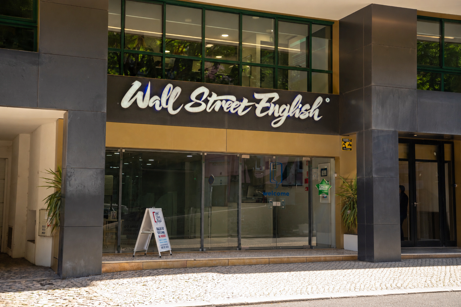 Fachada da escola Wall Street English no Saldanha, em Lisboa, na Avenida 5 de Outubro