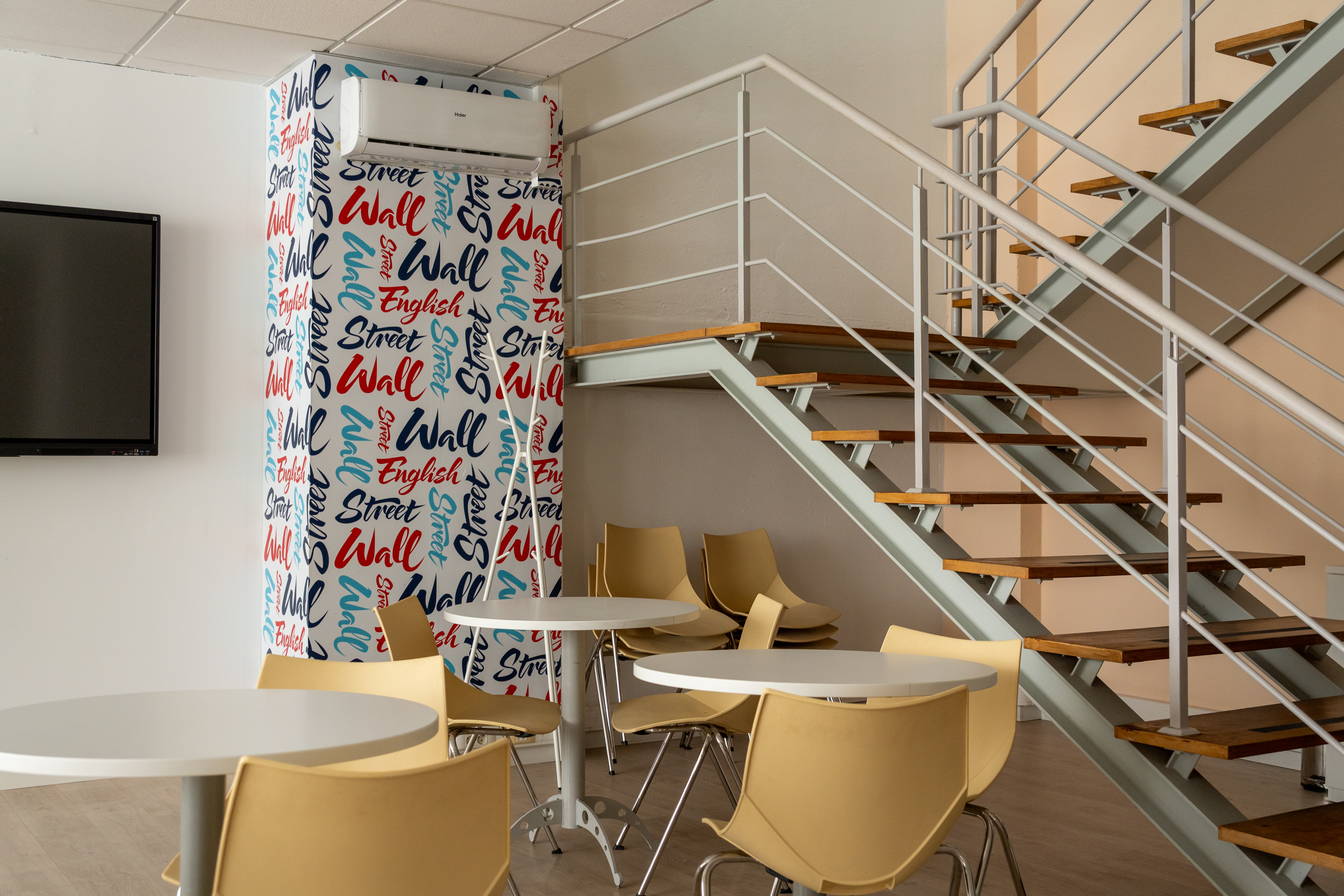 Sala de aula da escola Wall Street English em Almada