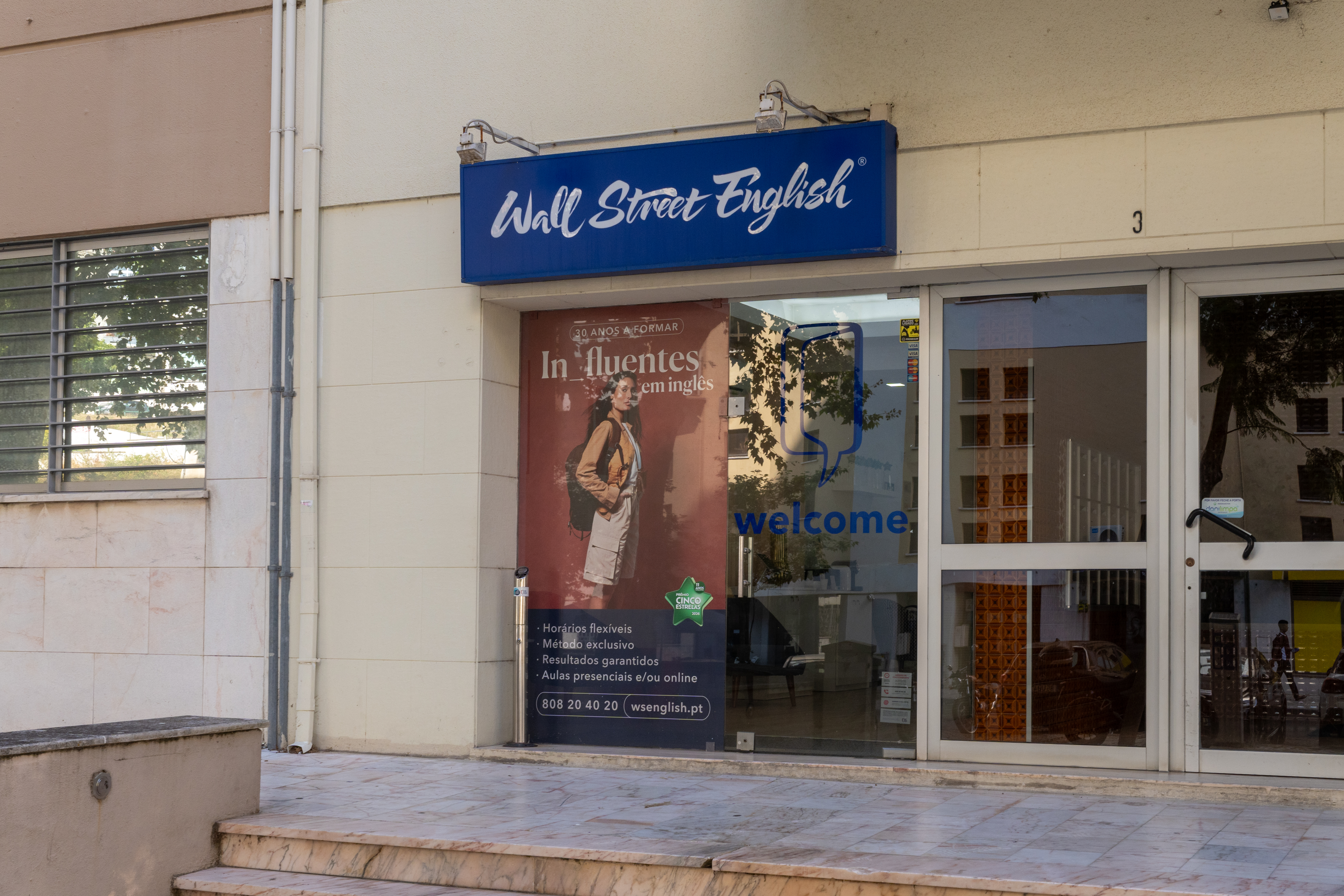 Fachada da escola Wall Street English em Almada