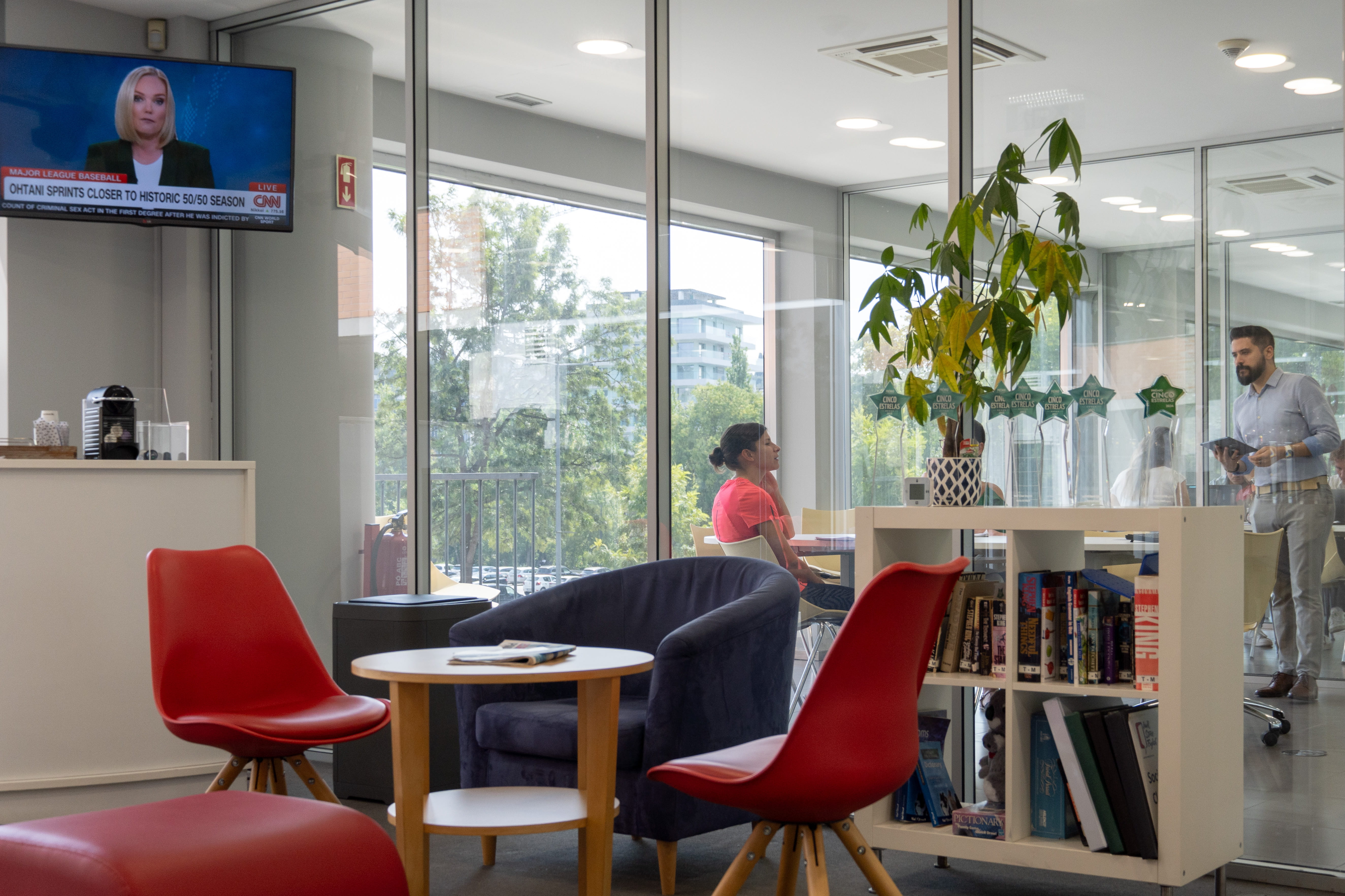Receção e espaço de estudo do Wall Street English em Leiria