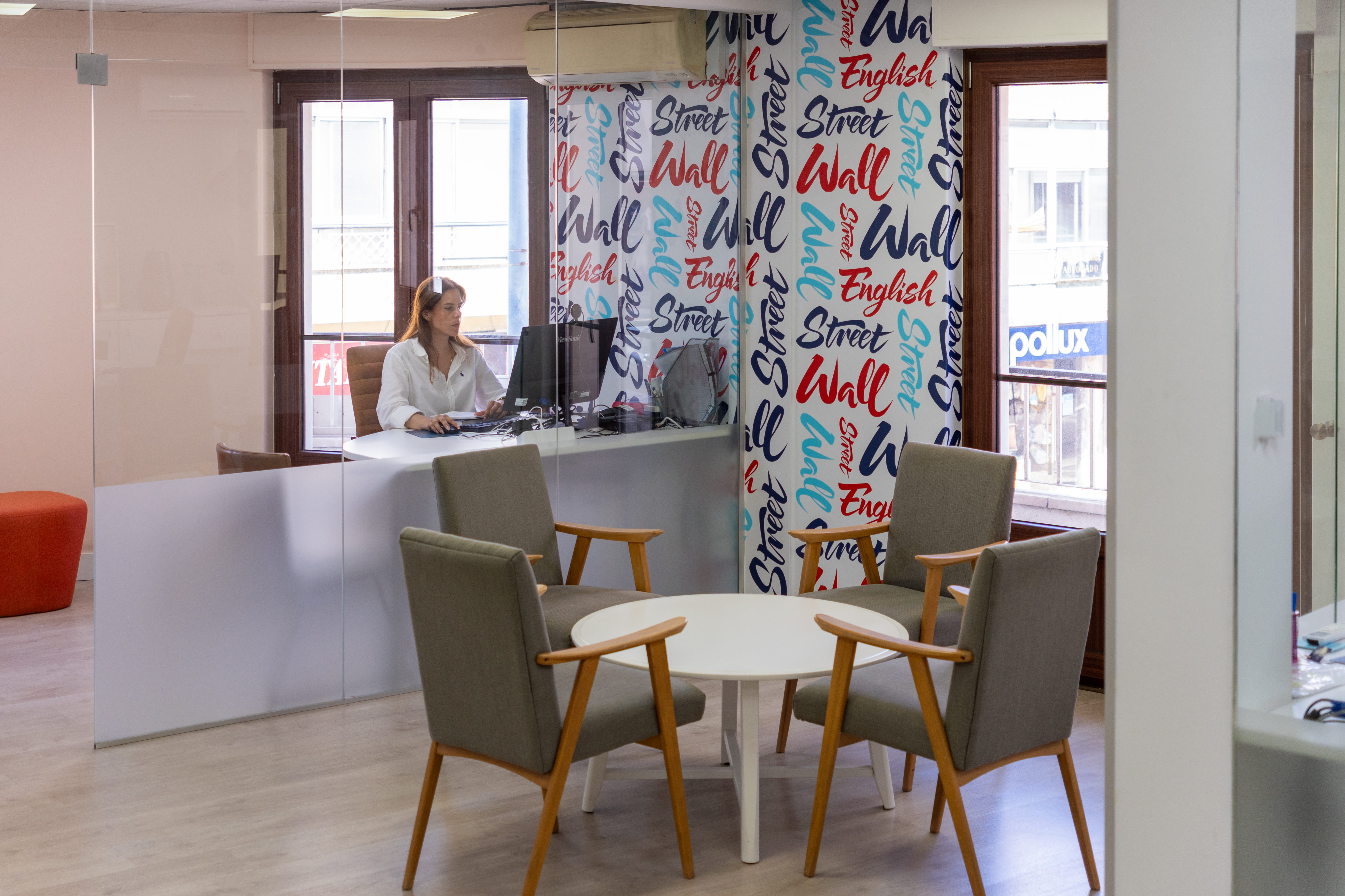 Acompanhamento personalizado no Wall Street English na Amadora