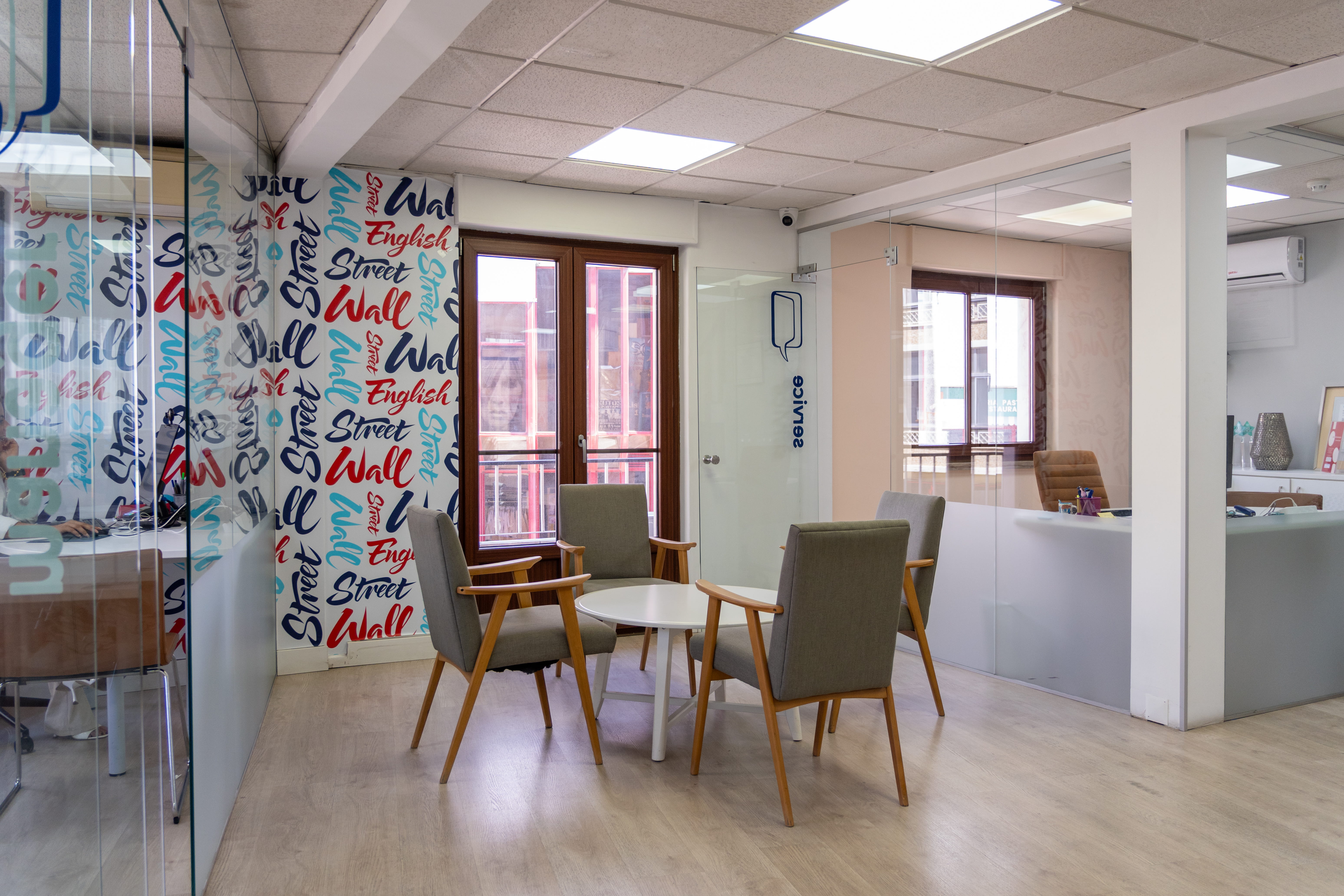 Sala de aula da escola Wall Street English na Amadora