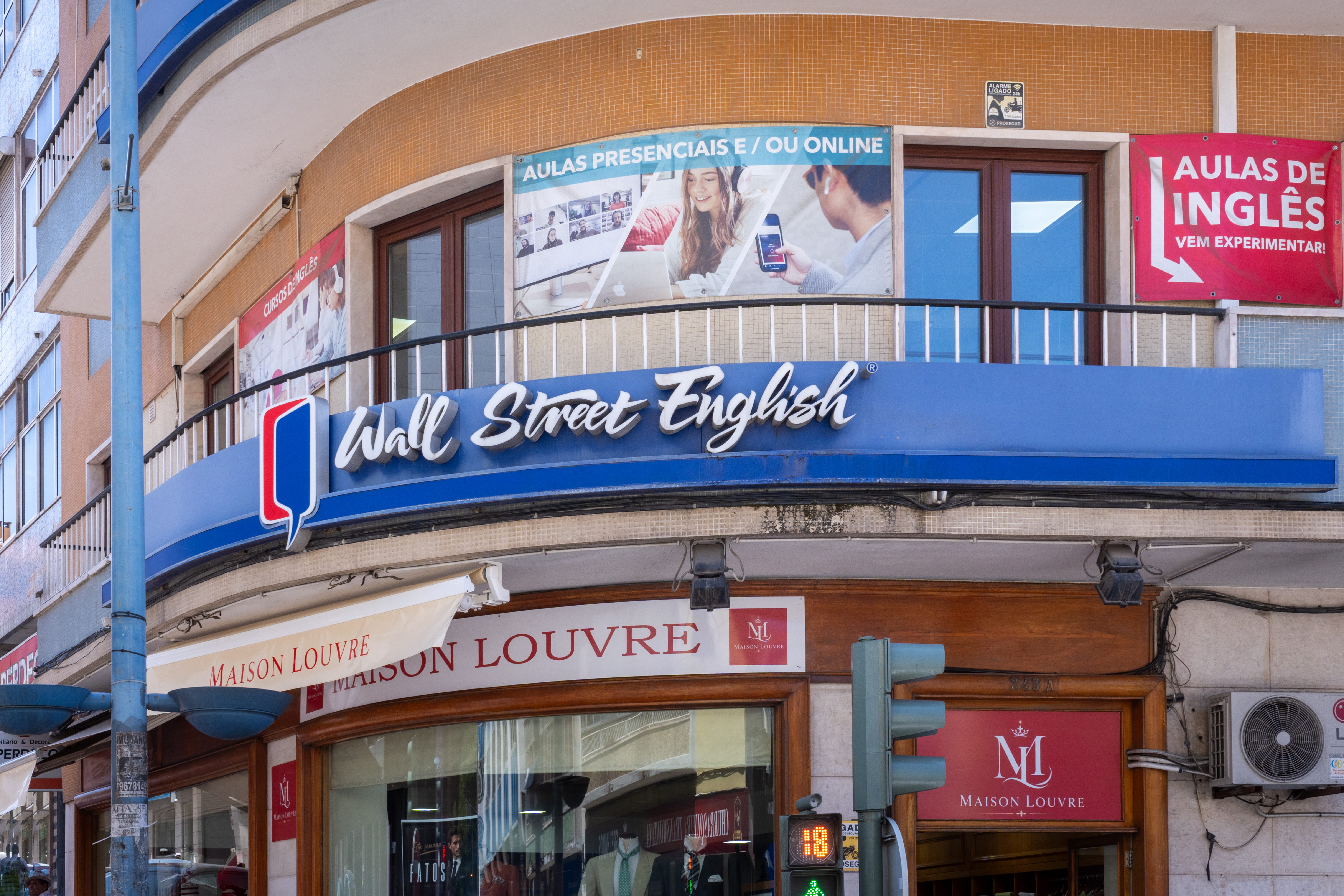 Fachada da escola Wall Street English na Amadora